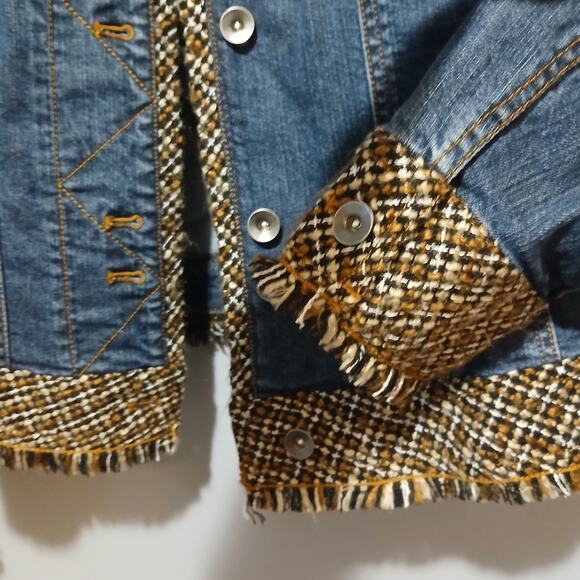 Coldwater Creek Woman’s Jean Jacket Size 10 Blue Denim Pockets Trim Fringe - Picture 3 of 7